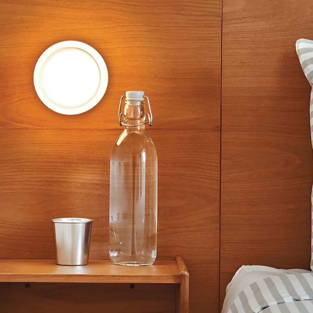 Aplique de pared LED compacto de acrílico y aluminio