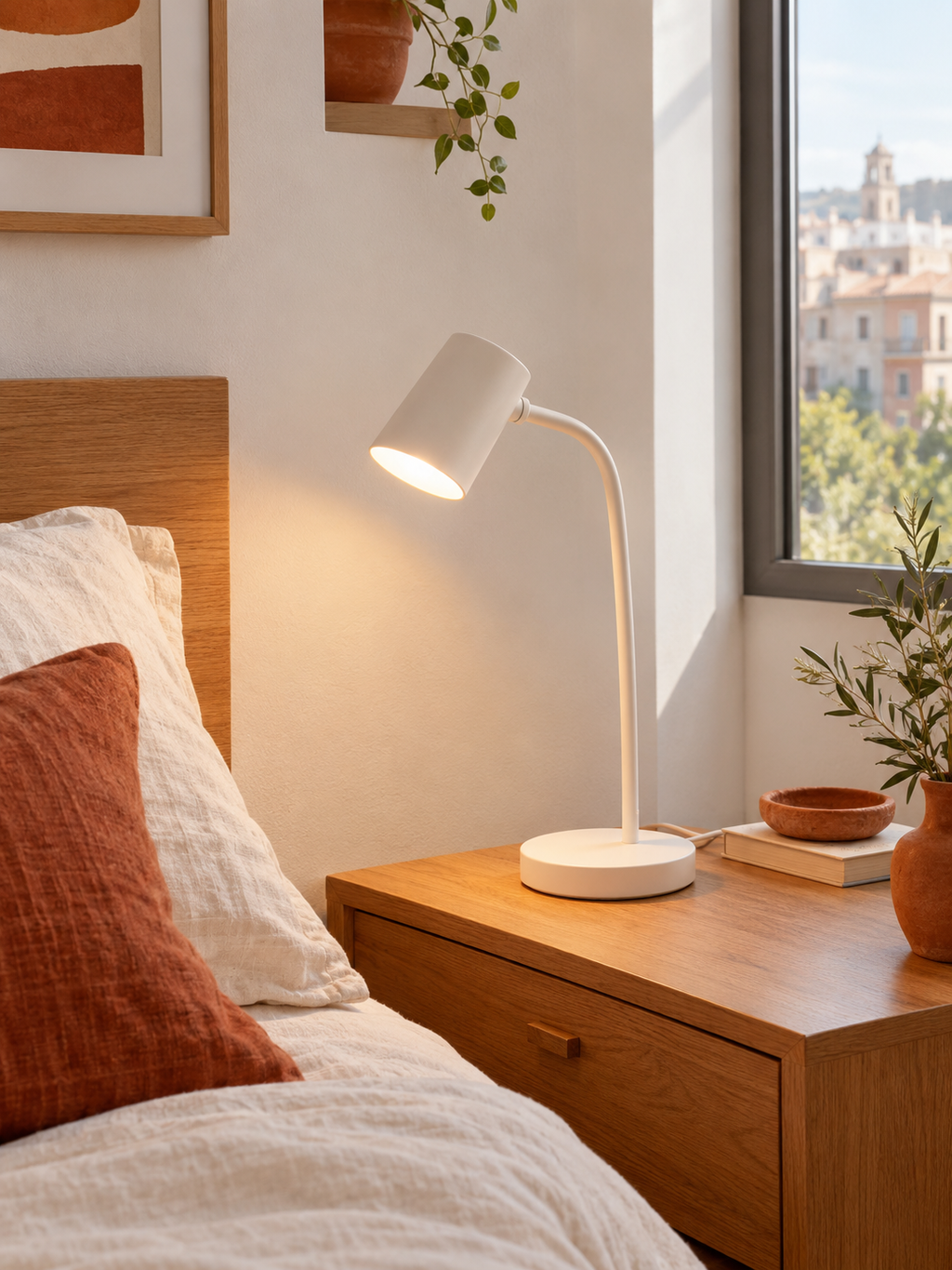 Lámpara de Mesa Arco Blanco en ambiente - MADRITERA